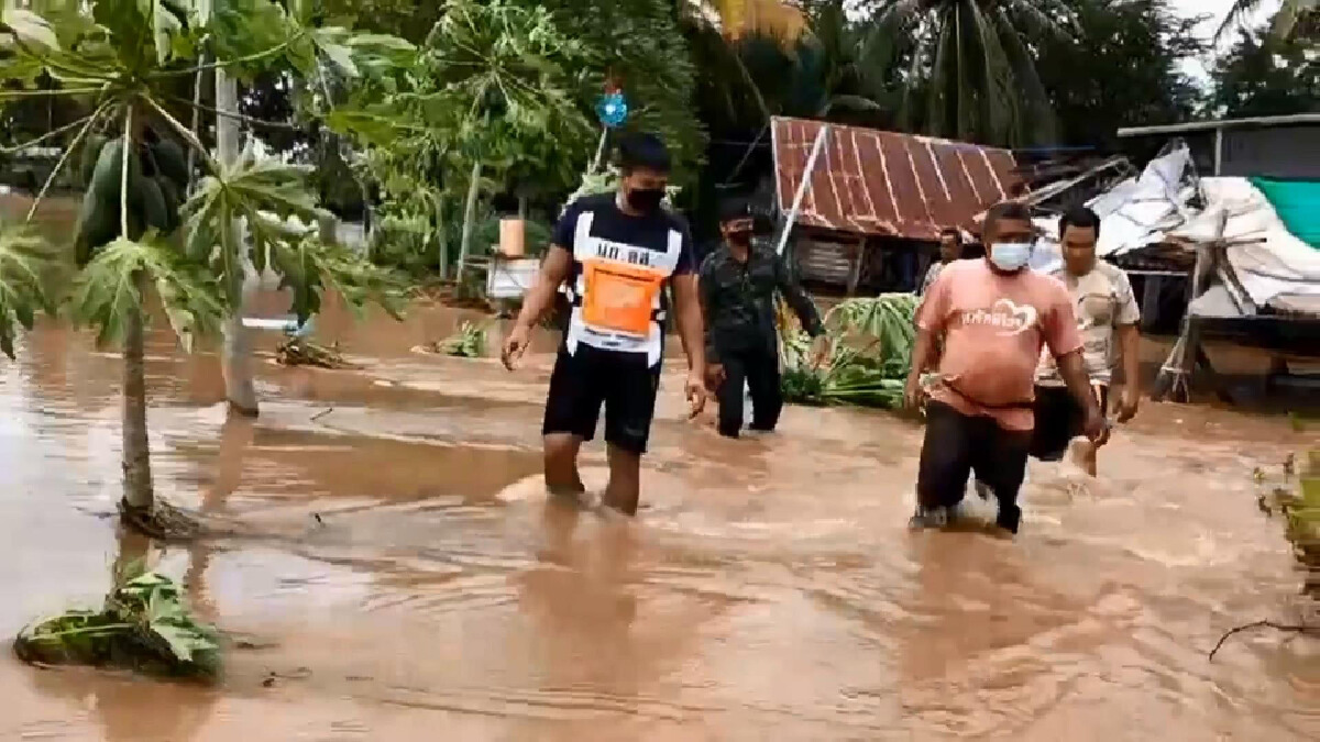"ดงเจริญ"อ่วม-น้ำป่าหลากท่วม 100 หลัง "ดงเจริญ"อ่วม-น้ำป่าหลากท่วม 100 หลัง