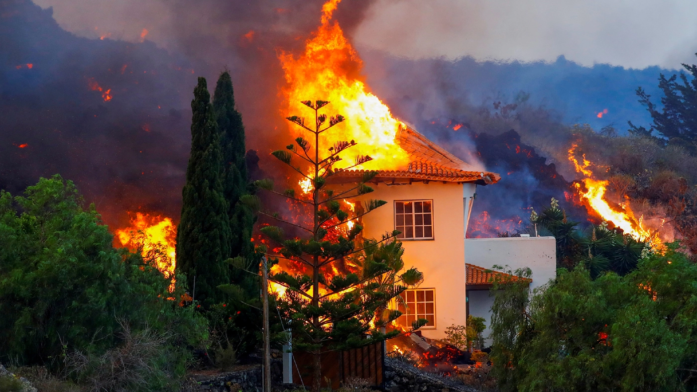 ลาวาจากภูเขาไฟสเปนเผาบ้านวอด 100 หลัง