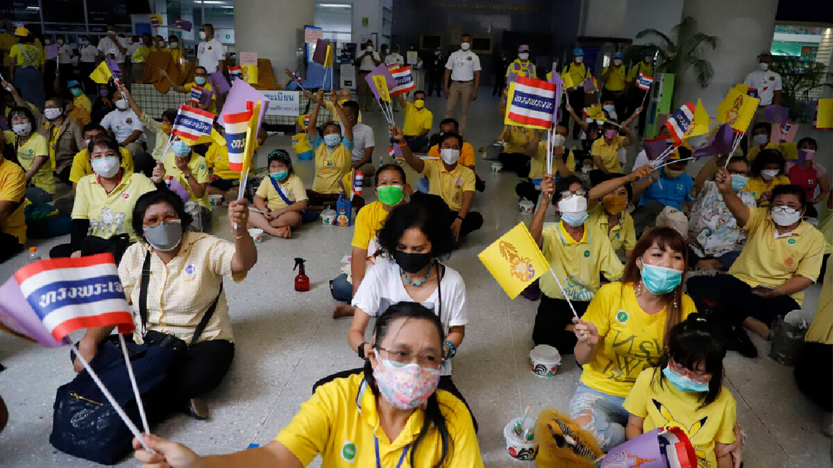 ประชาชนรอเฝ้ารับเสด็จ ในหลวง-ราชินี ทรงวางพวงมาลา วันมหิดล