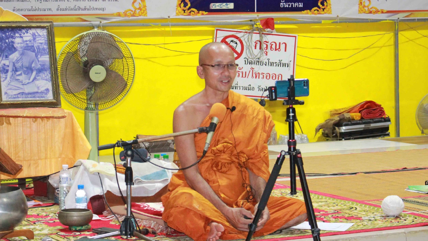 พระเมืองน้ำดำไลฟ์สดให้ญาติโยมปฏิบัติธรรมและทำบุญออนไลน์