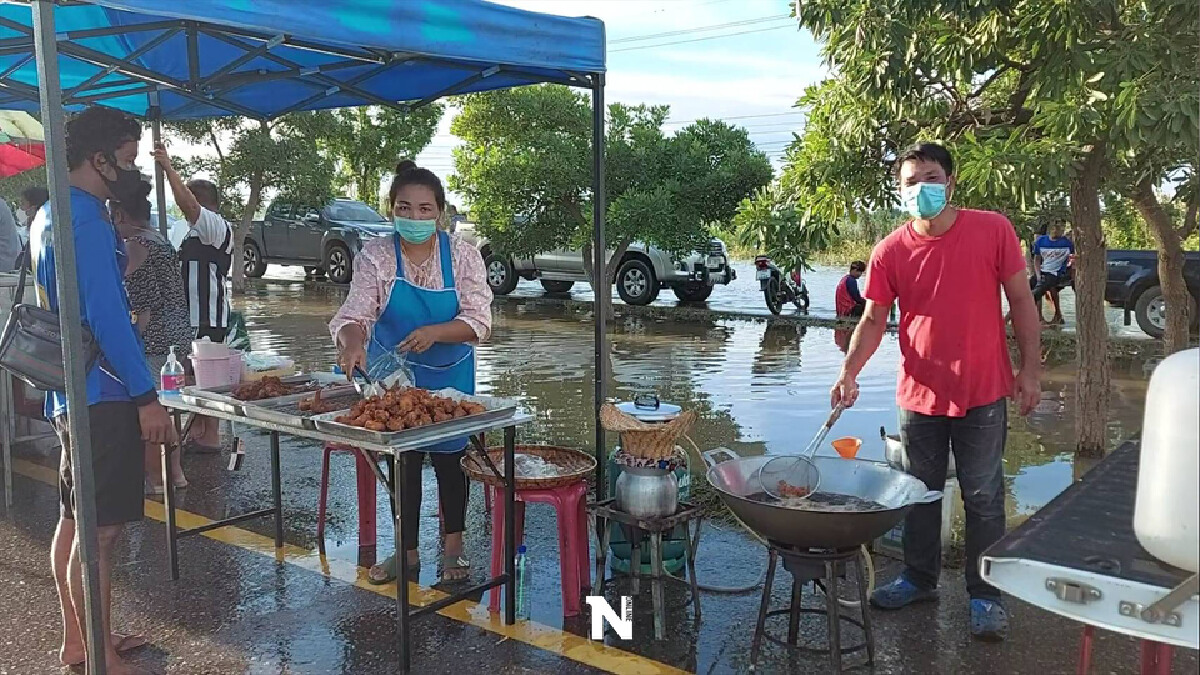 ไม่ขาดรายได้!หนีน้ำท่วมยึดถนนบายพาส-ขายดีกว่าเดิม ไม่ขาดรายได้!หนีน้ำท่วมยึดถนนบายพาส-ขายดีกว่าเดิม