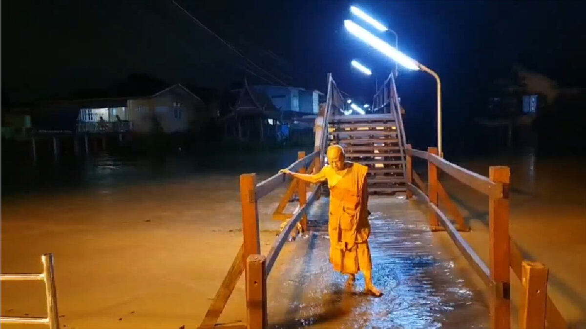 น้ำทะลักไหลเข้าท่วมวัดศาลาปูนวรวิหาร-วัดพรหมนิวาสวรวิหาร