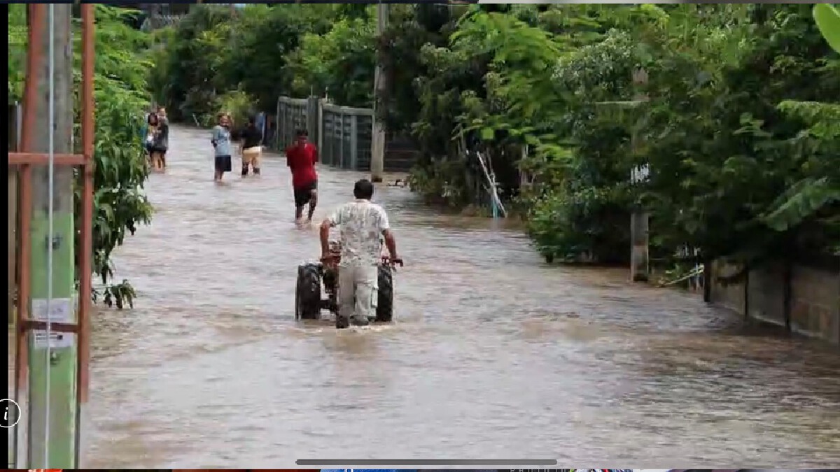 น้ำป่าหลากท่วม"กำแพงเพชร"ลดระดับ-เข้าออกหมู่บ้านยังลำบาก น้ำป่าหลากท่วม"กำแพงเพชร"ลดระดับ-เข้าออกหมู่บ้านยังลำบาก