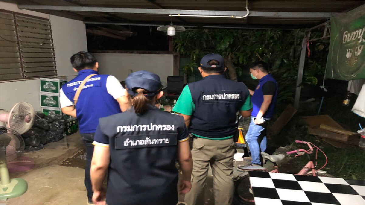 แตกกระเจิง!-ตั้งวงเหล้าหลังร้านของชำ เย้ยคำสั่งจังหวัด แตกกระเจิง!-ตั้งวงเหล้าหลังร้านของชำ เย้ยคำสั่งจังหวัด
