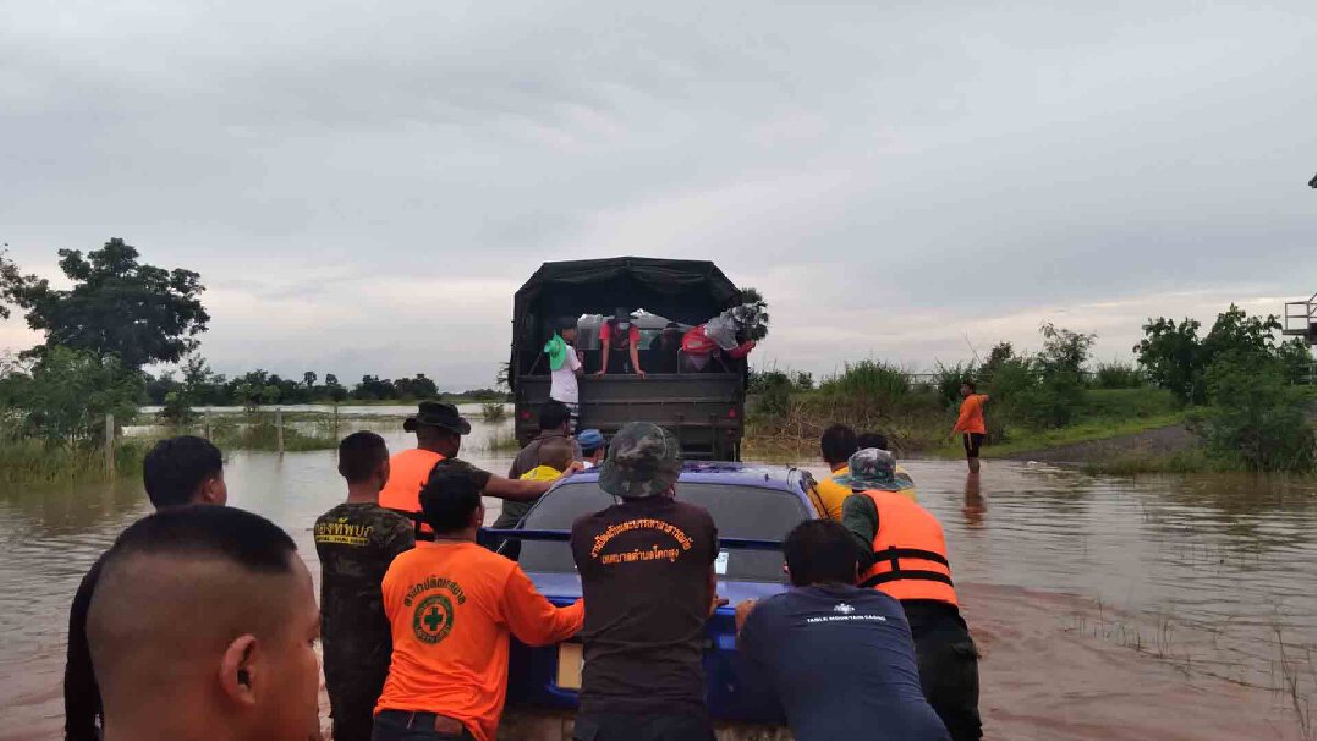 ระทึกเร่งอพยพชาวบ้าน 800 ครอบครัวหนีมวลน้ำลำเชียงไกร ระทึกเร่งอพยพชาวบ้าน 800 ครอบครัวหนีมวลน้ำลำเชียงไกร