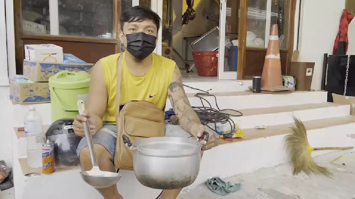 หนุ่มถือหม้อไปร้านสะดวกซื้อต้มบะหมี่กินกับลูกน้องเพราะแก๊สที่บ้านหมด 