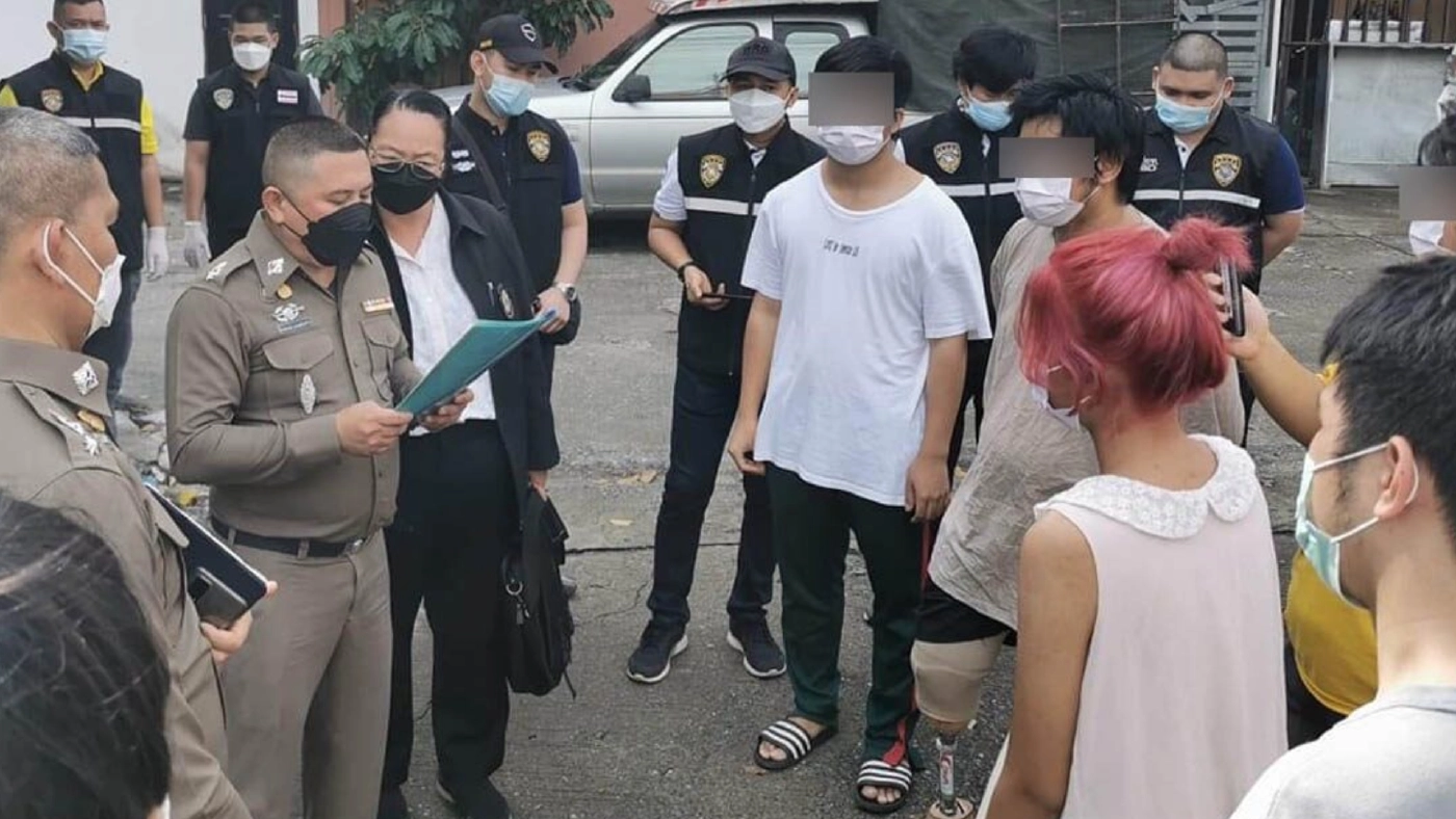 ตร.โชว์หมายศาล ตามรวบ-เก็บหลักฐานเพิ่ม แกนนำแนวร่วมธรรมศาสตร์ฯ รุ้ง โวย