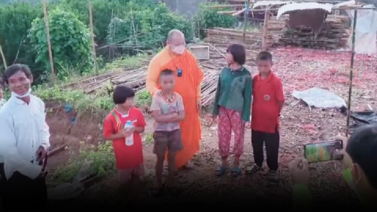 ด่วน!! พบเด็กหาย 4 คน อ.ฝางแล้ว นอนอยู่ในสวนใกล้ที่พักทุกคนปลอดภัย ด่วน!! พบเด็กหาย 4 คน อ.ฝางแล้ว นอนอยู่ในสวนใกล้ที่พักทุกคนปลอดภัย