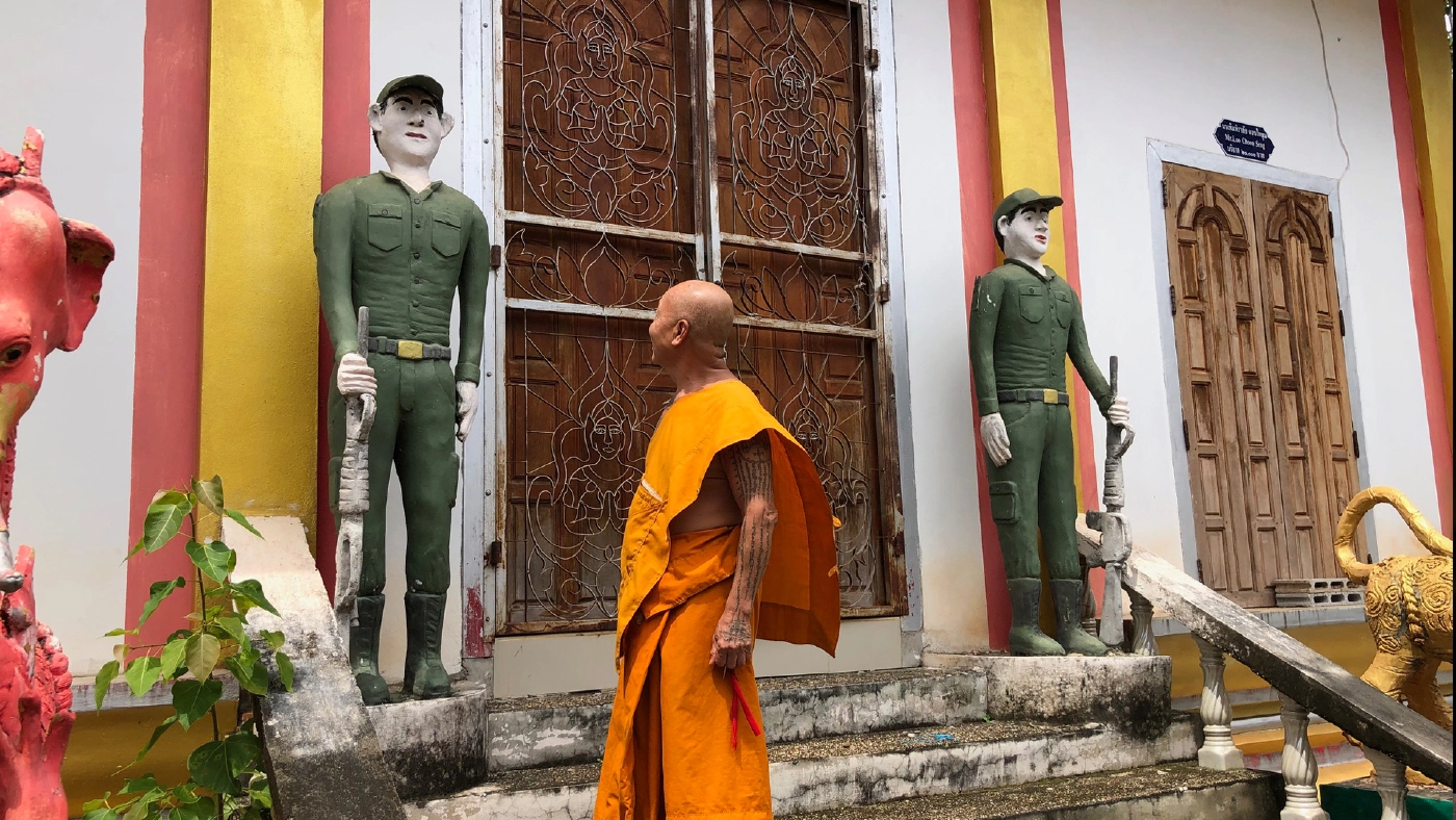 แปลก! รูปปั้นตำรวจทหารยืนเฝ้าหน้าโบสถ์