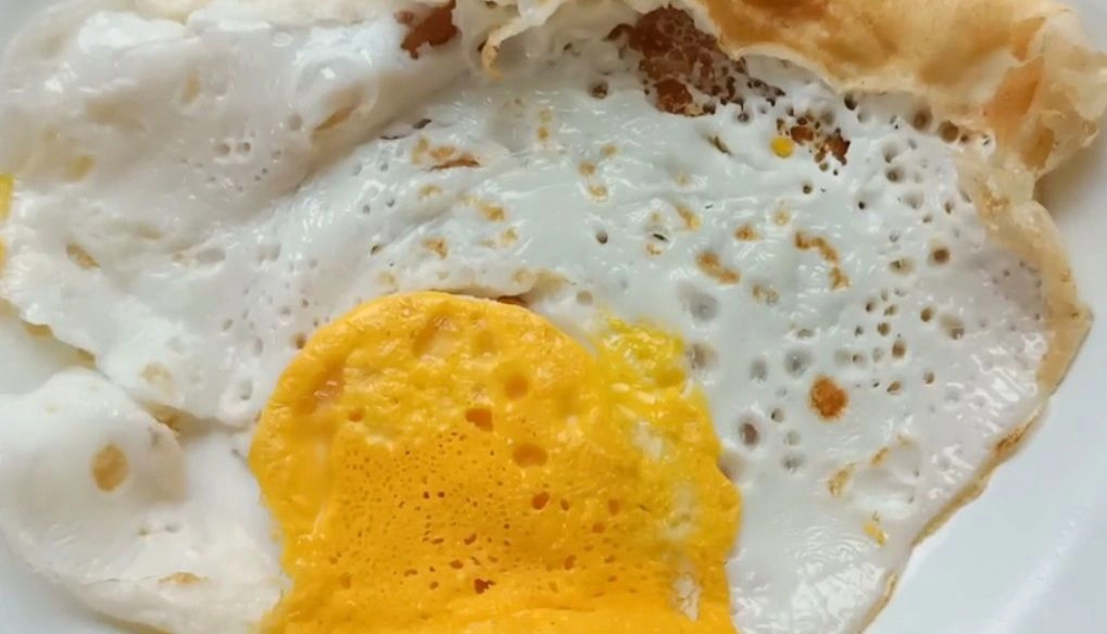 เตือนภัย ไข่ไก่ปลอมระบาด ตอกออกมาเป็นของเหลวคล้ายแป้ง