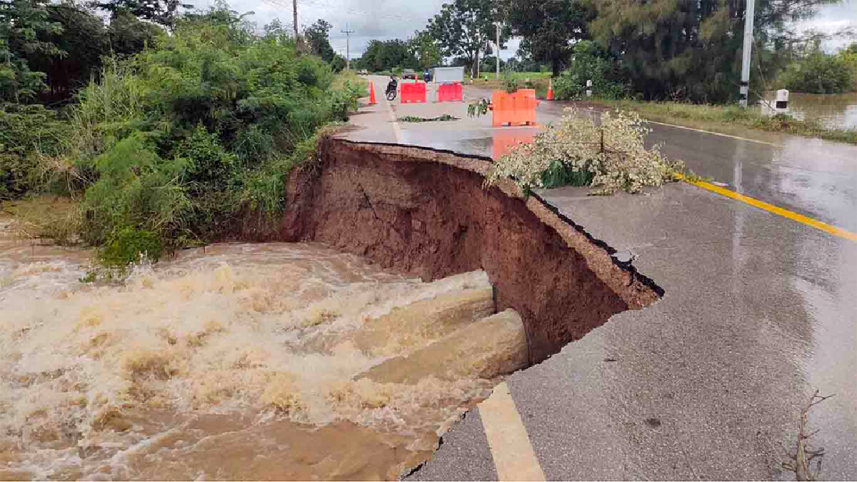 ฝนตกหนักพัดฝายขาดกัดเซาะถนนหาย 1 เลน มวลน้ำทะลักท่วมข้ามถนนชายแดนกัมพูชา