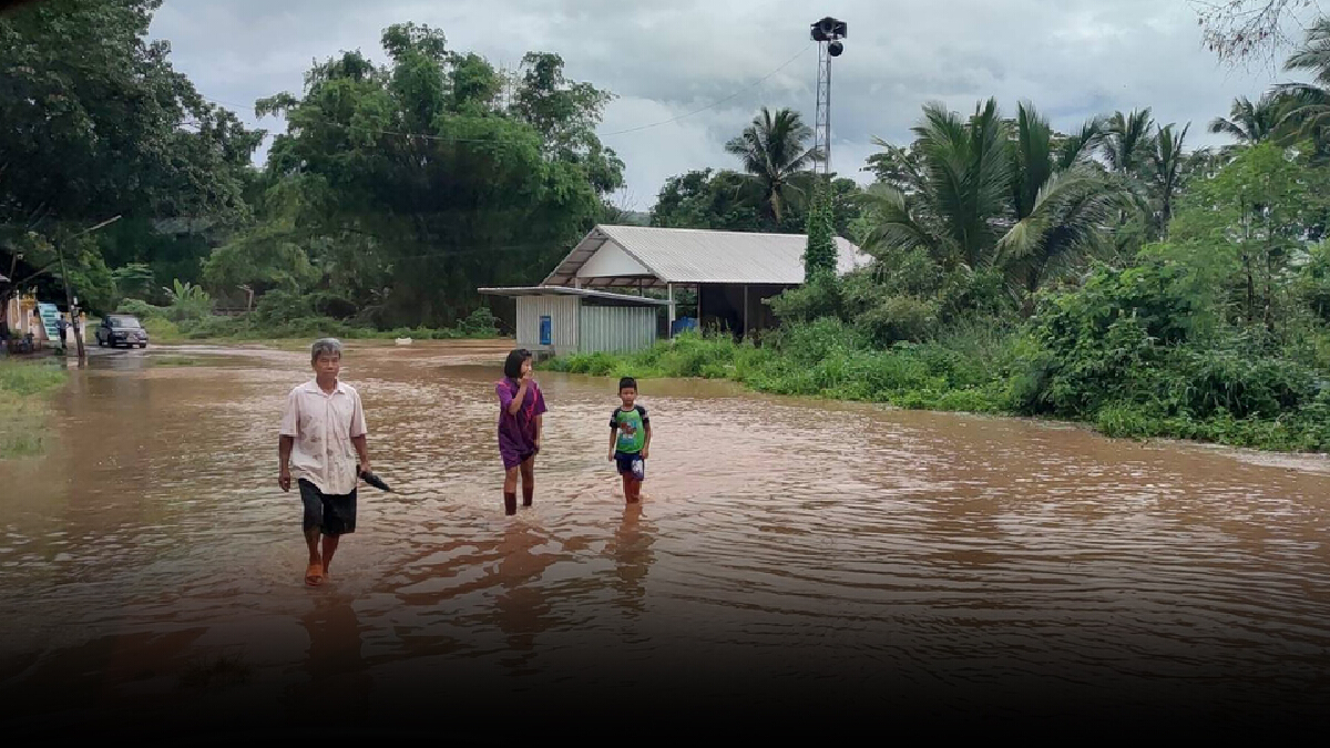 น้ำป่าไหลหลากเข้าหมู่บ้านหลังฝนตกหนักที่ภูลมโล น้ำป่าไหลหลากเข้าหมู่บ้านหลังฝนตกหนักที่ภูลมโล