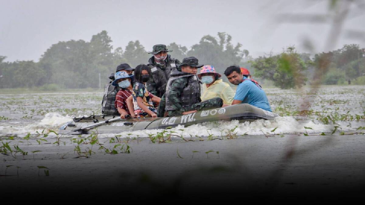 ทบ. สั่งระดมยุทโธปกรณ์ ช่วยผู้ประสบภัยน้ำท่วม ทบ. สั่งระดมยุทโธปกรณ์ ช่วยผู้ประสบภัยน้ำท่วม