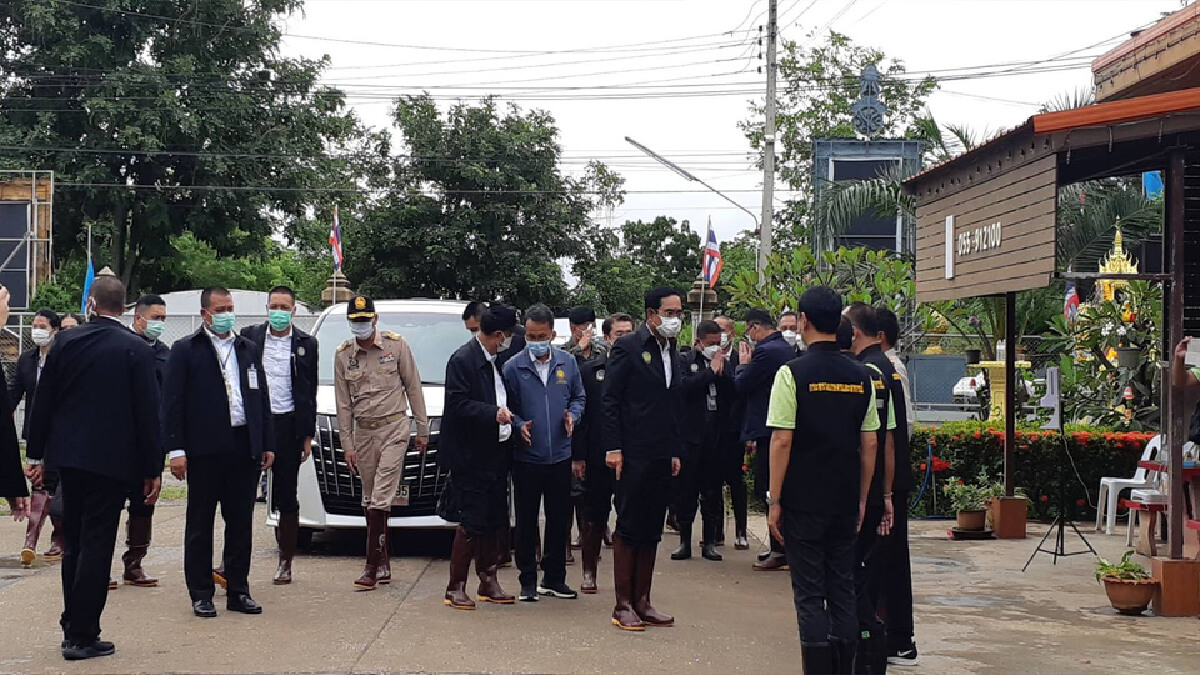 กลุ่ม 3 มิตร ขนส.ส. ขนาบ “ลุงตู่”ลงน้ำท่วมสุโขทัย กลุ่ม 3 มิตร ขนส.ส. ขนาบ “ลุงตู่”ลงน้ำท่วมสุโขทัย