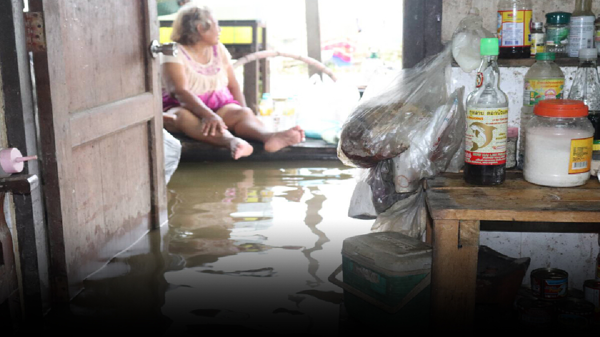 ชาวบ้านย่านแพรกษาสุดเซ็ง น้ำท่วมยังไม่ลดเดือดร้อนหนักข้าวของเสียหาย