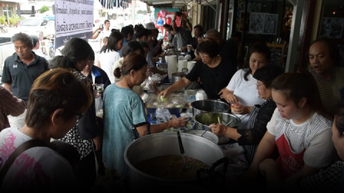 ข้าวแกง”โพธิ์ทอง” แจกฟรีกินฟรี ช่วยเหลือกันในช่วงโควิด ข้าวแกง”โพธิ์ทอง” แจกฟรีกินฟรี ช่วยเหลือกันในช่วงโควิด