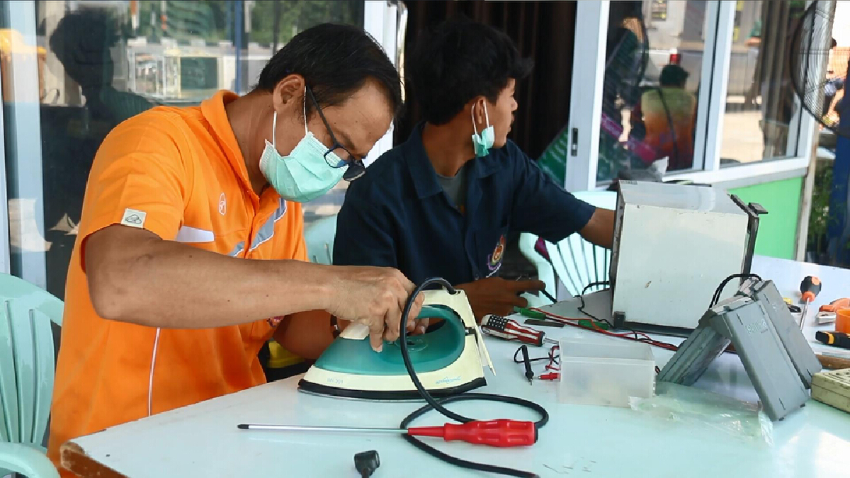 นักศึกษาเปิดซ่อมฟรี-ช่วยชาวบ้านถูกน้ำท่วม