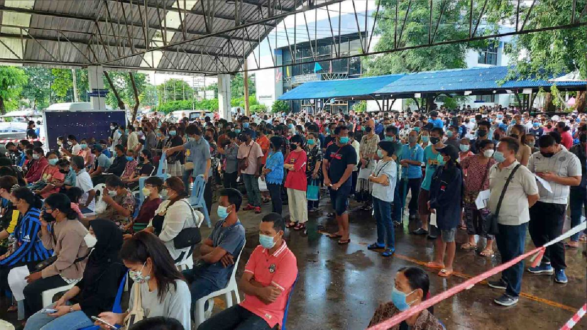 ชาวพิษณุโลกนับพันแห่ฉีดวัคซีนเนื่องในวันมหิดล ชาวพิษณุโลกนับพันแห่ฉีดวัคซีนเนื่องในวันมหิดล