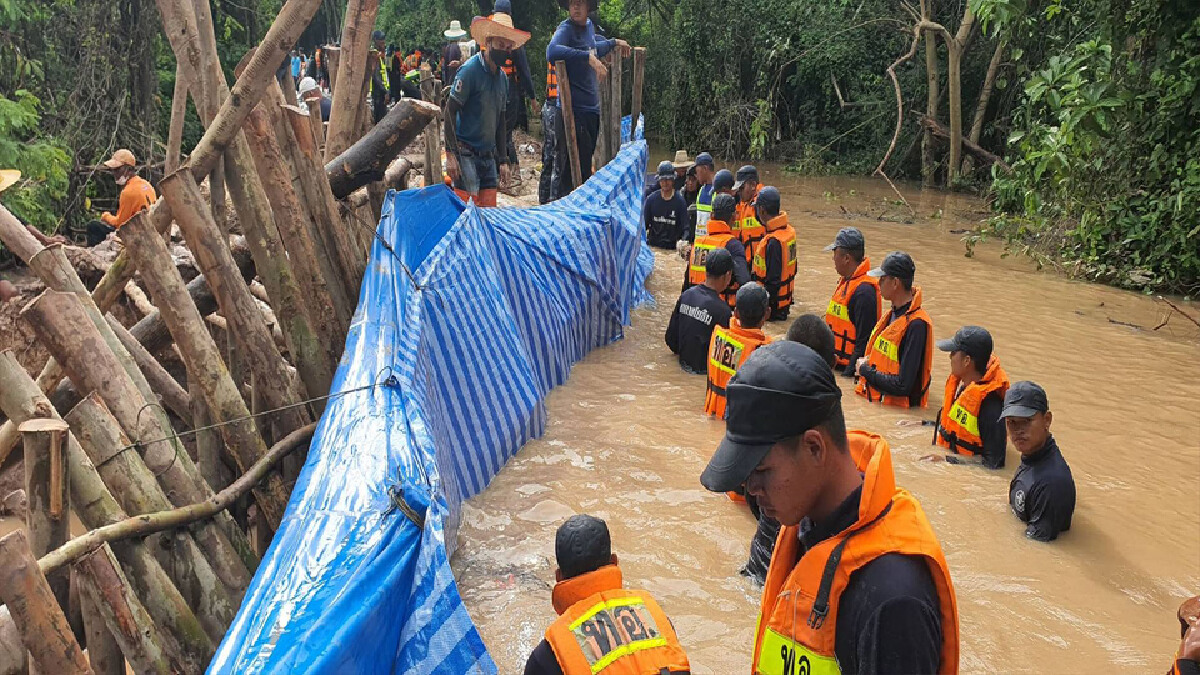 สามัคคีคือพลัง! อุดพนังดินกั้นแม่น้ำวังทองสำเร็จ สามัคคีคือพลัง! อุดพนังดินกั้นแม่น้ำวังทองสำเร็จ