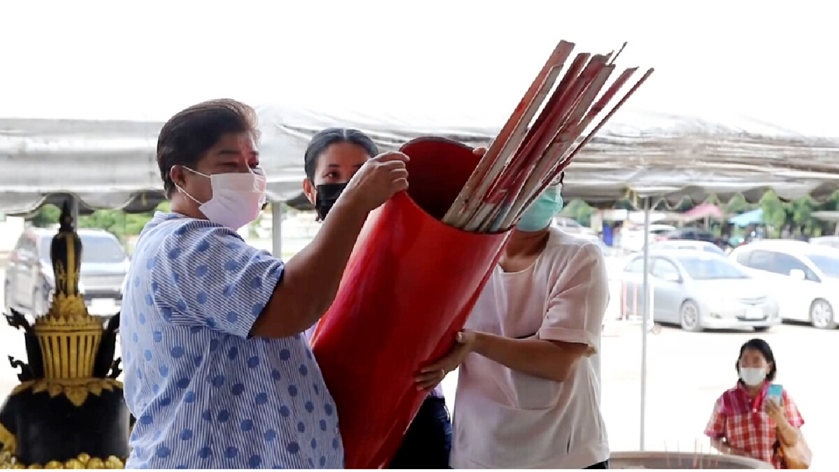 สาวใหญ่ดวงเฮงถูกหวย 5 แสนหอบพัดลม 100 ตัวแก้บนหลวงพ่อสำเร็จทันใจก้าวหน้า