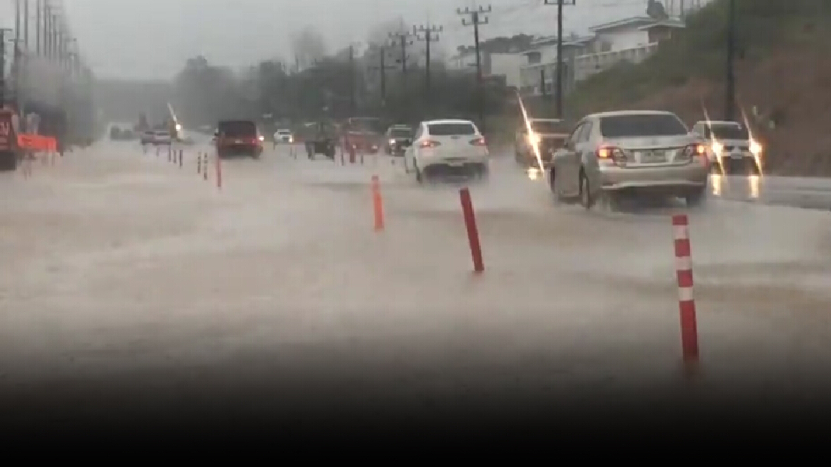 พังงาฝนตกหนักทำน้ำท่วมทาง ตะกั่วป่า-เขาหลัก เตือนระวังน้ำป่า-ดินถล่ม พังงาฝนตกหนักทำน้ำท่วมทาง ตะกั่วป่า-เขาหลัก เตือนระวังน้ำป่า-ดินถล่ม