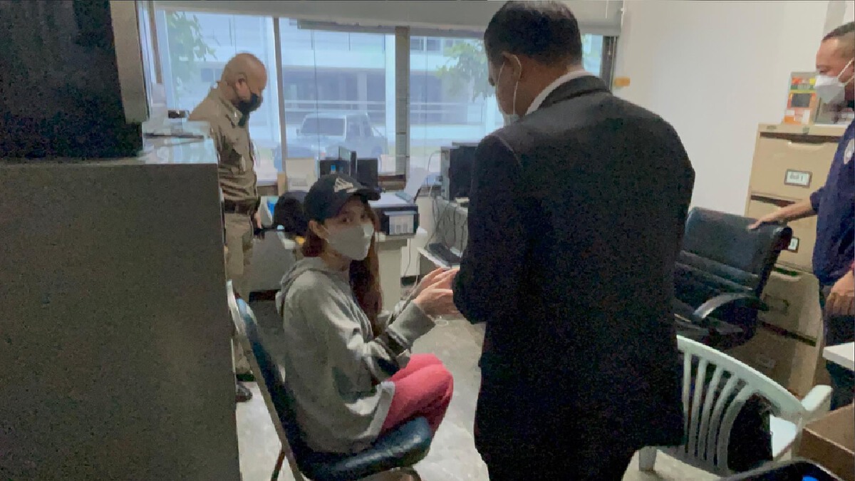 "พิยดา" โผล่มอบตัวตร.เชียงใหม่-ยกมือไหว้ขอโทษ "พิยดา" โผล่มอบตัวตร.เชียงใหม่-ยกมือไหว้ขอโทษ