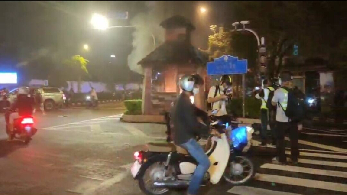 ม็อบทะลุแก๊สเผาป้อม ตร.แยกนางเลิ้ง ก่อน คฝ. กระชับพื้นที่ทำเอาแตกฮือ ม็อบทะลุแก๊สเผาป้อม ตร.แยกนางเลิ้ง ก่อน คฝ. กระชับพื้นที่ทำเอาแตกฮือ