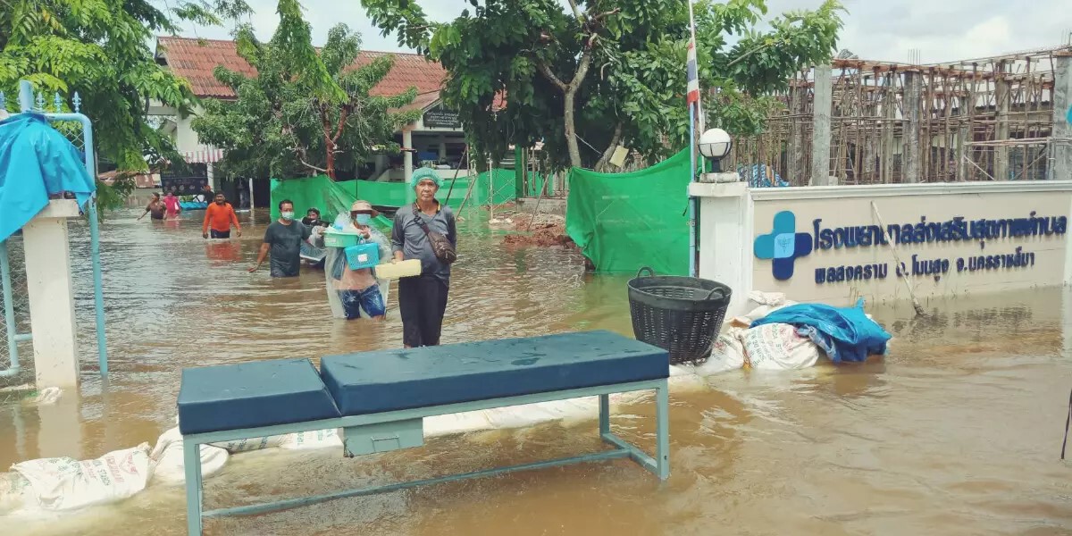 น้ำฝนทะลักท่วม รพ.สต.พลสงคราม อ.โนนสูง นายอำเภอ อปท. เร่งช่วยเหลือ