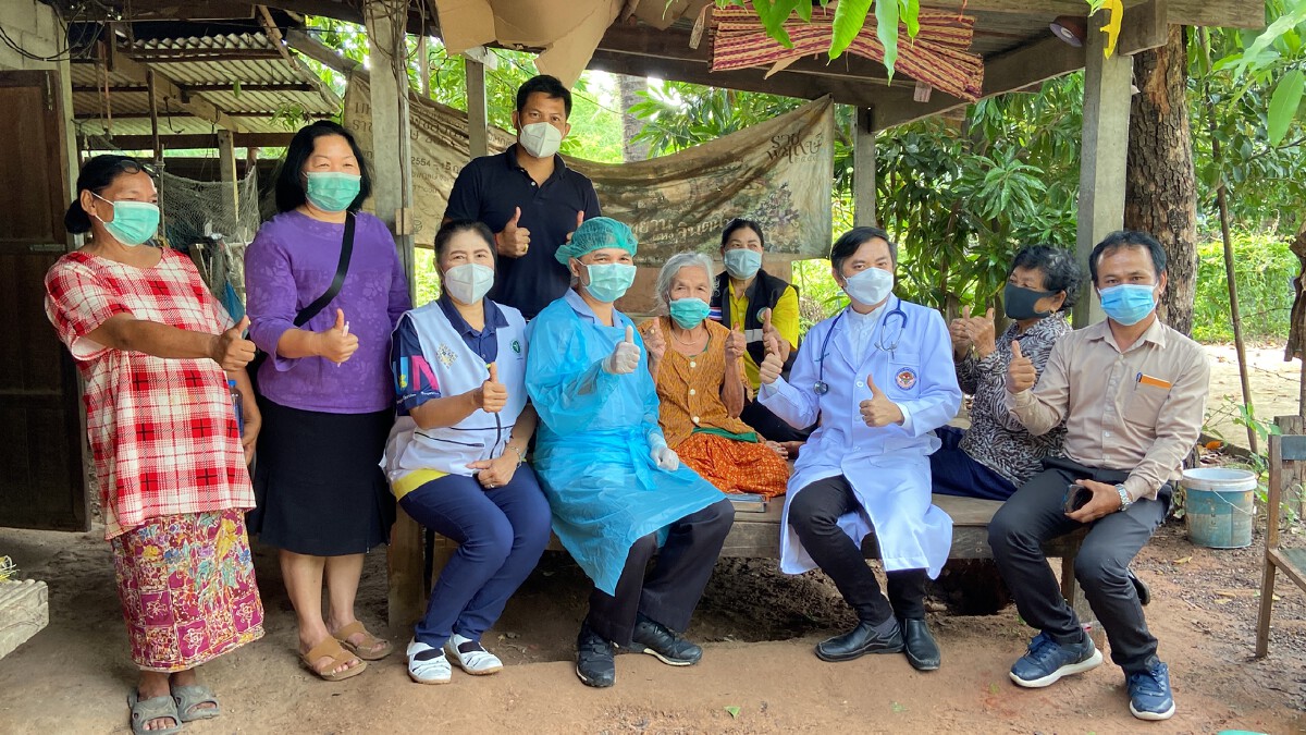 หมอขอนแก่น "ฉีดวัคซีนให้ถึงที่" ผู้สูงอายุเดินทางลำบาก