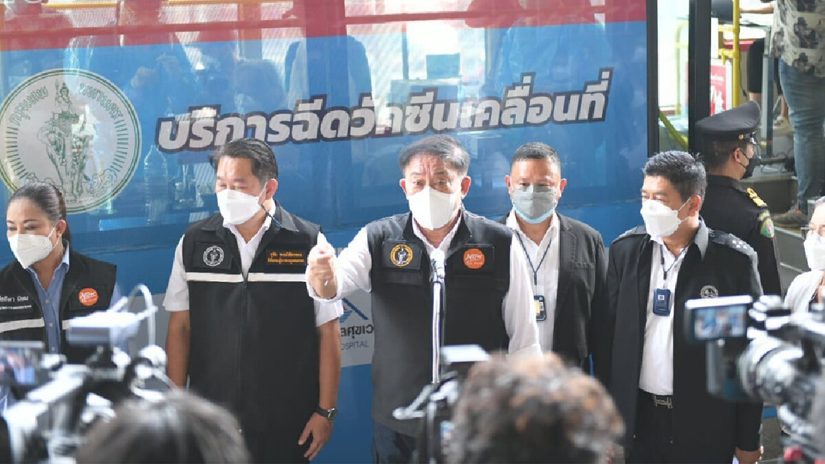 ผู้ว่าฯ กทม.เยี่ยม รถ BMV ฉีดวัคซีนเคลื่อนที่