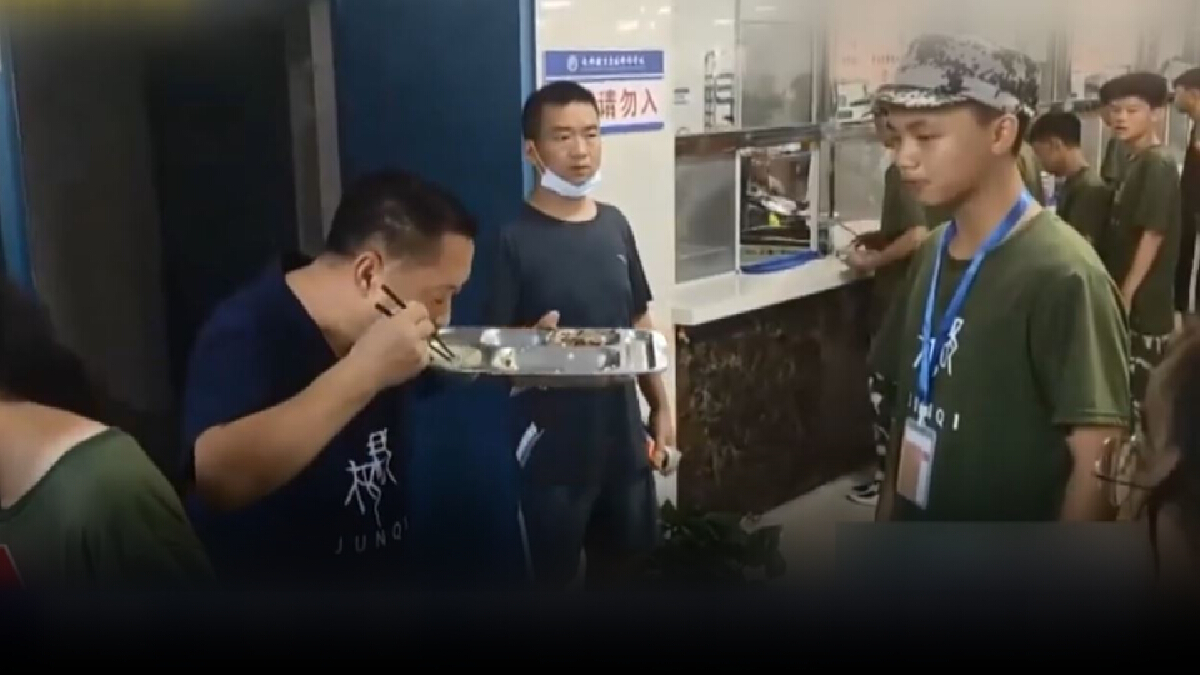 ครูใหญ่จีนดักกินอาหารเหลือของนักเรียน ครูใหญ่จีนดักกินอาหารเหลือของนักเรียน