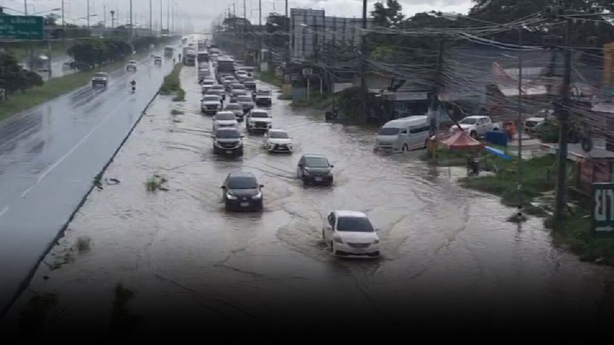 ฝนถล่มโคราช น้ำท่วมถนนมิตรภาพ รถติดยาวกว่า 2 กม.
