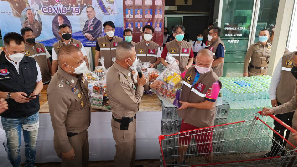 ผบช.ภ.1 พร้อม“หม่ำ จ๊กมก-บอล เชิญยิ้ม”ร่วมมอบถุงยังชีพให้ตำรวจยุคโควิด-19