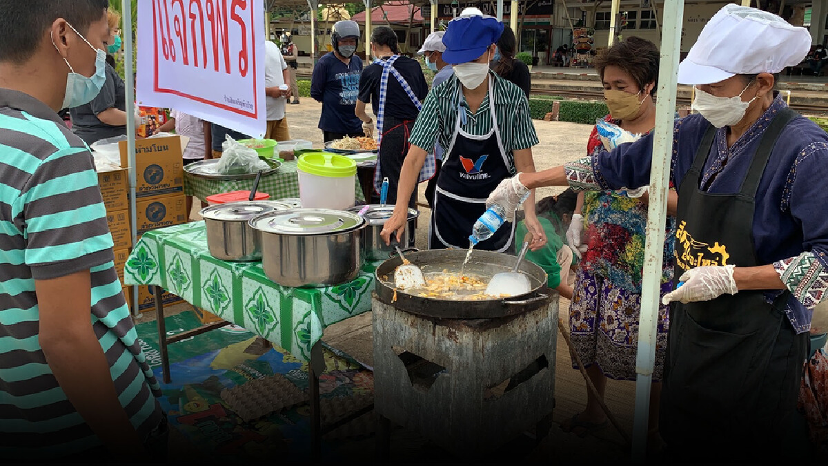 ผัดไปแจกไป ผัดไทปันสุข ช่วยชาวบ้านช่วงโควิด-19
