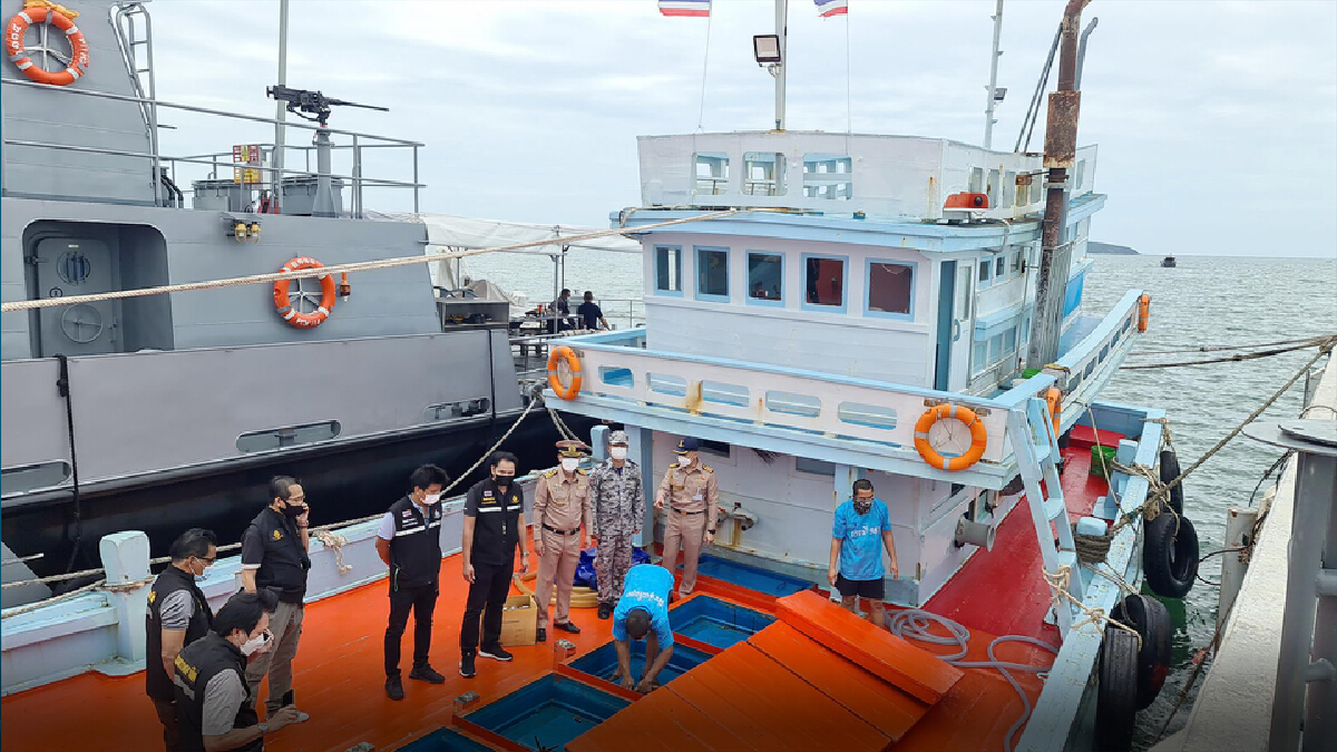 ทัพเรือภาคที่ 1 จับเรือประมงดัดแปลงขนน้ำมันดีเซลเถื่อน 50,000 ลิตร