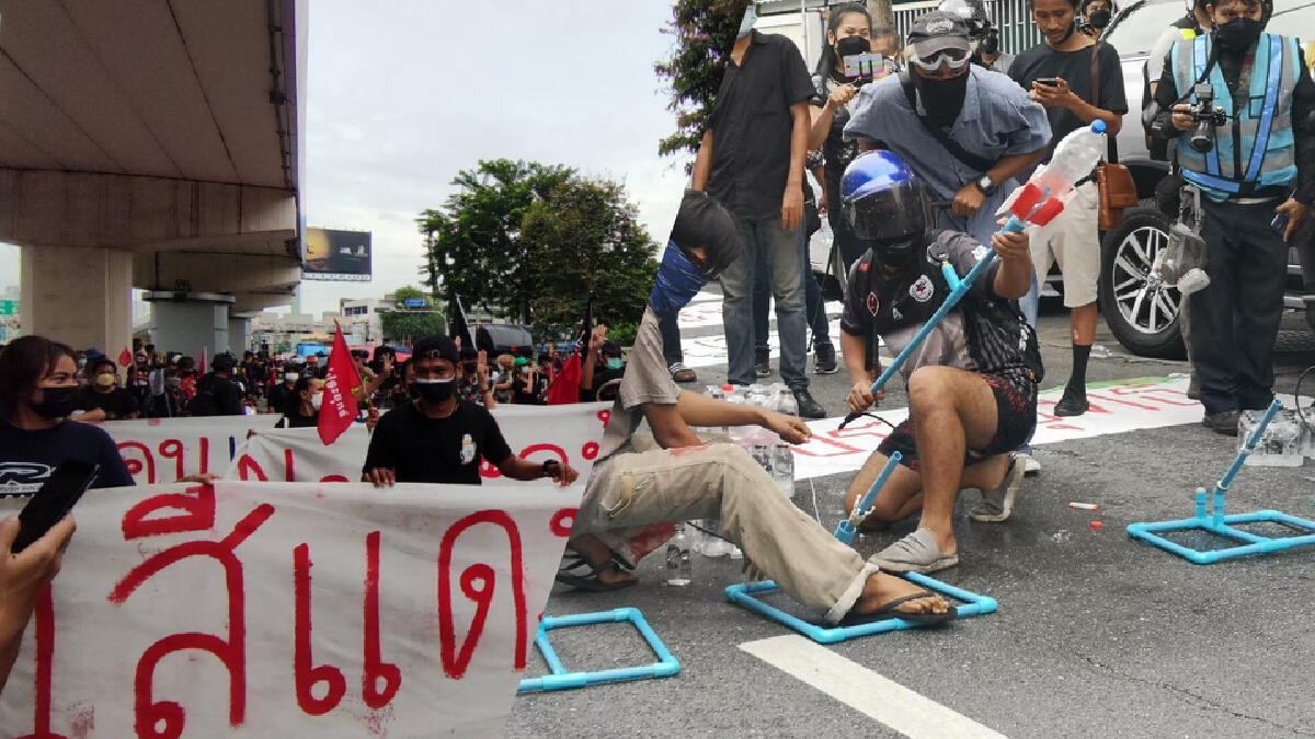 ม็อบทะลุฟ้ารวมตัวเตรียมบุกทำเนียบรัฐบาล พร้อมเปิดตัวอาวุธใหม่