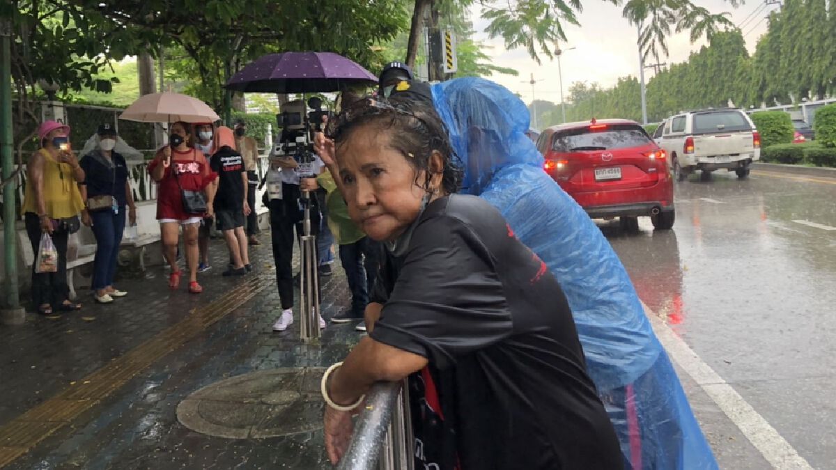 คุมเข้มนายกฯ ตรวจสถานการณ์น้ำนนทบุรี-"ป้าเป้า" นำม็อบโผล่ป่วน คุมเข้มนายกฯ ตรวจสถานการณ์น้ำนนทบุรี-"ป้าเป้า" นำม็อบโผล่ป่วน