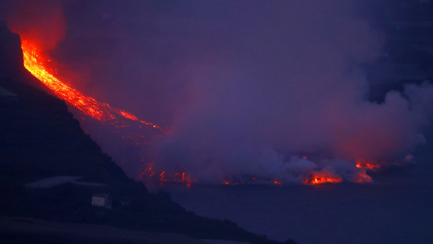 ลาวาจากภูเขาไฟหมู่เกาะคานารีไหลลงทะเล ผู้เชี่ยวชาญเตือนให้ระวังก๊าซพิษ ลาวาจากภูเขาไฟหมู่เกาะคานารีไหลลงทะเล ผู้เชี่ยวชาญเตือนให้ระวังก๊าซพิษ