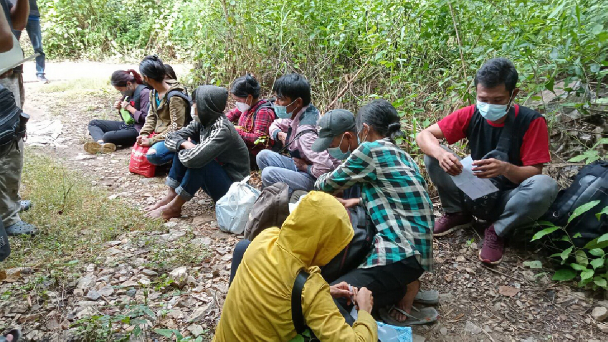 รวบ 10 เมียนมาถูกทิ้งกลางป่าชายแดนมุ่งหน้าทำงานกทม. สุดท้ายไม่มีใครมารับ