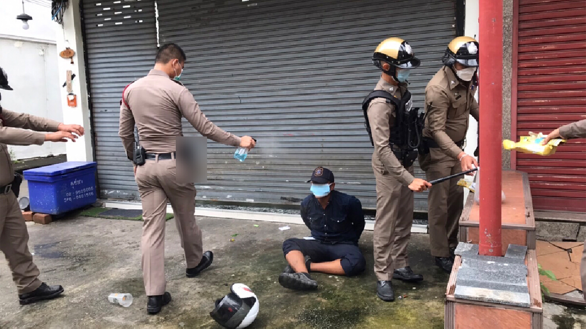 รวบชายคลุ้มคลั่งใช้สิ่งของขว้างปารถพยาบาล