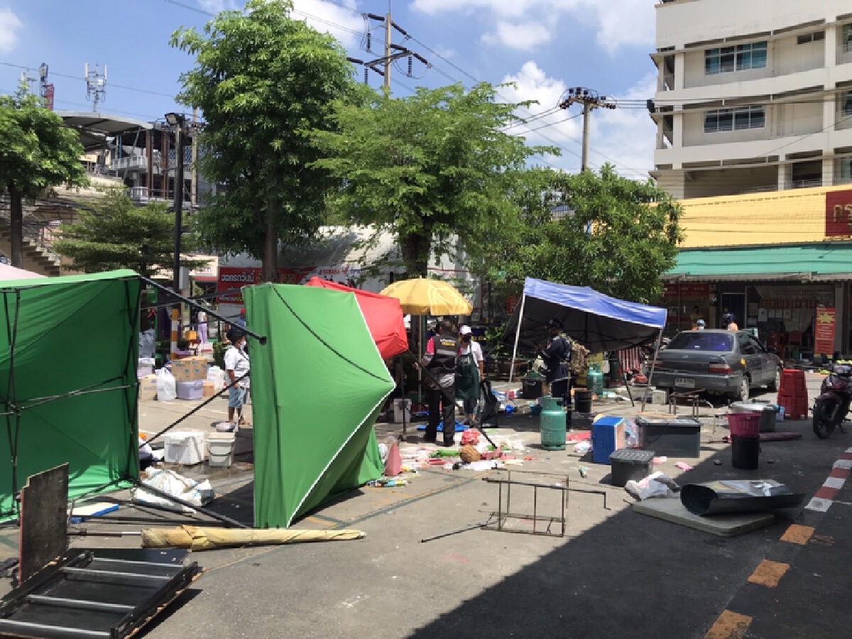 เก๋งพุ่งชนร้านค้าในตลาดพังยับ เจ็บ 1 จนท.คาด เหยียบเบรคผิด