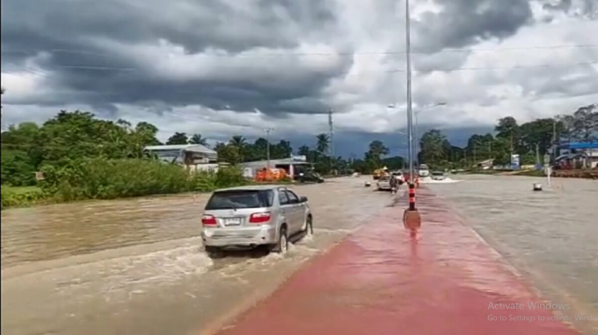ศรีสะเกษ ฝนถล่มหนัก น้ำท่วม เร่งขุดเจาะถนนเปิดทางน้ำ