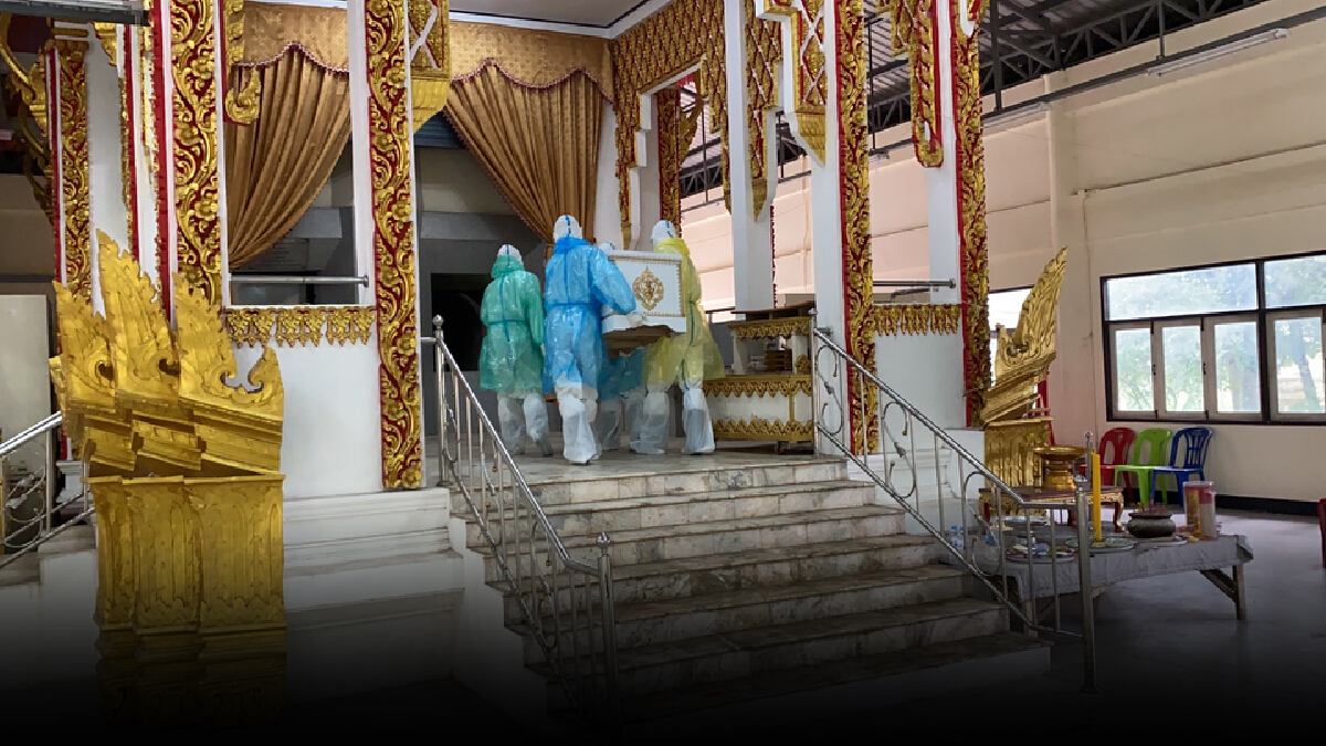 พระวนทำพิธีสวด ทยอยเผาศพโควิดวันเดียว 4 ศพ