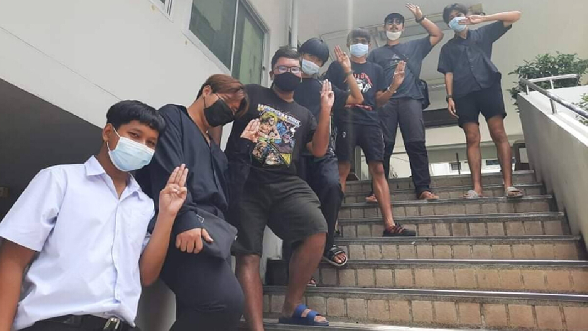 แกนนำกลุ่มทะลุฟ้ารับทราบข้อหาจัดม็อบ 19 ส.ค. ฝ่าฝืน พ.ร.ก.ฉุกเฉิน แกนนำกลุ่มทะลุฟ้ารับทราบข้อหาจัดม็อบ 19 ส.ค. ฝ่าฝืน พ.ร.ก.ฉุกเฉิน