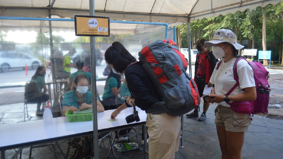 นักท่องเที่ยวกว่า 500 คน เดินขึ้นบนยอดภูกระดึงวันแรกรับเทศกาลท่องเที่ยว