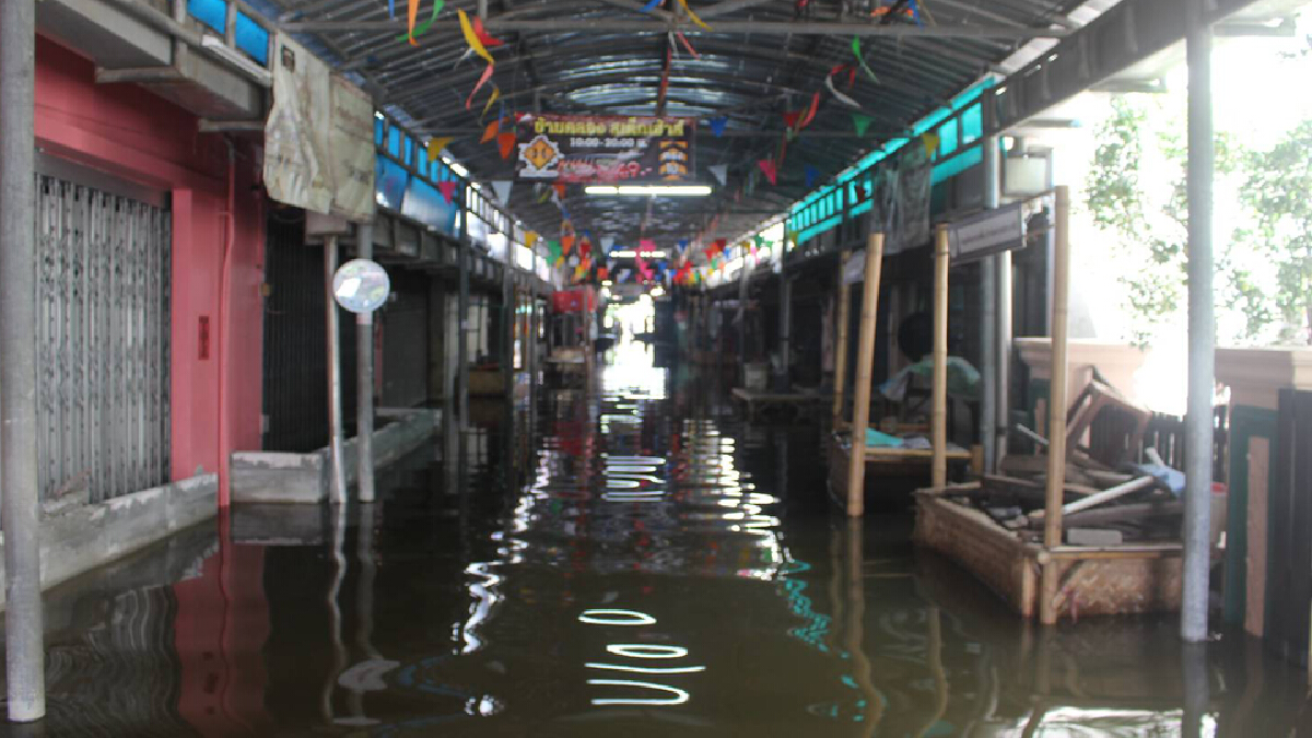 ตลาดอิงน้ำสามโคกกลายเป็นเมืองบาดาล หลังน้ำเอ่อล้นจากแม่น้ำเจ้าพระยา ตลาดอิงน้ำสามโคกกลายเป็นเมืองบาดาล หลังน้ำเอ่อล้นจากแม่น้ำเจ้าพระยา