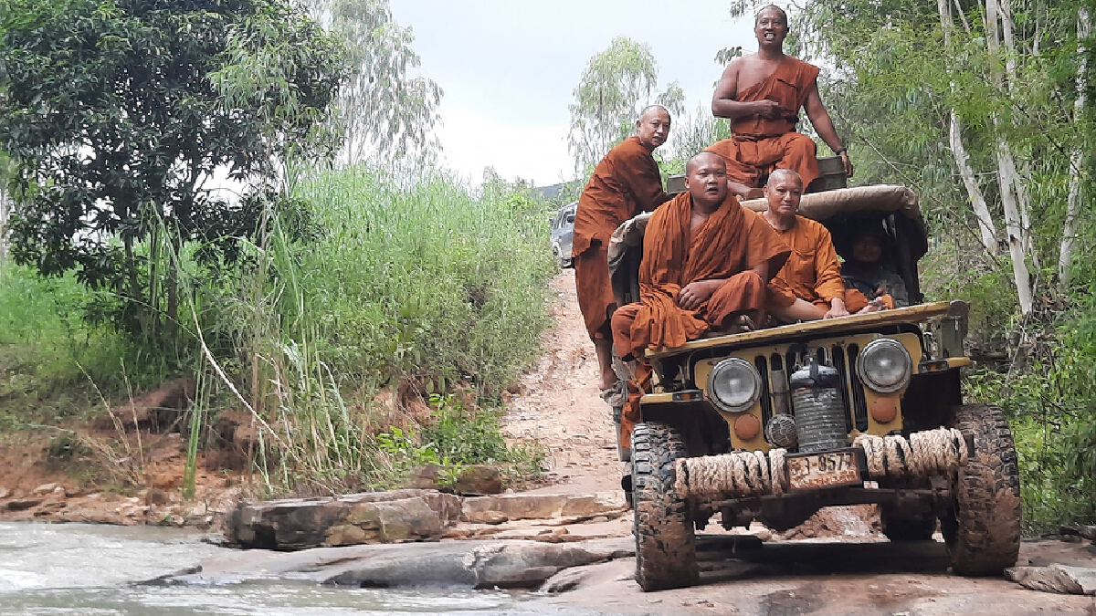 พระนำสิ่งของยังชีพส่งต่อให้ชาวบ้านที่ได้รับความเดือดร้อนจากน้ำป่า พระนำสิ่งของยังชีพส่งต่อให้ชาวบ้านที่ได้รับความเดือดร้อนจากน้ำป่า