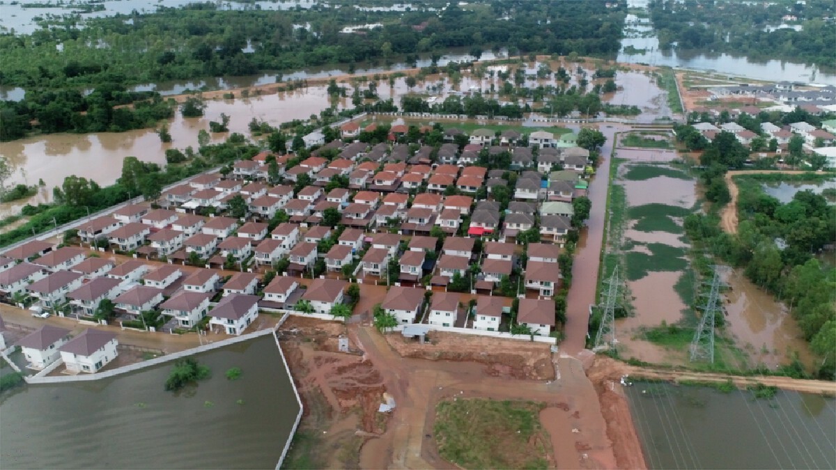 นายกฯท่าพระ สั่งอพยพชาวบ้านจัดสรรชุดสุดท้าย ก่อนน้ำหนุนสูงรถเข้าไม่ได้