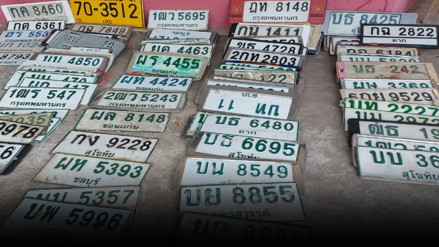 กองพะเนินประกาศตามหาเจ้าของทะเบียนรถฝ่าน้ำท่วมที่สุโขทัย