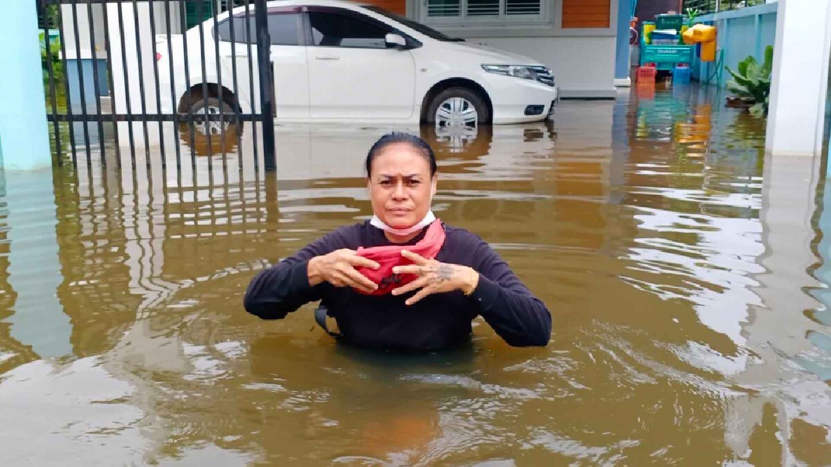 ขอบคุณพี่ทหารยกรถหนีน้ำแต่ยังเหลือคันเล็กขอเอาออก